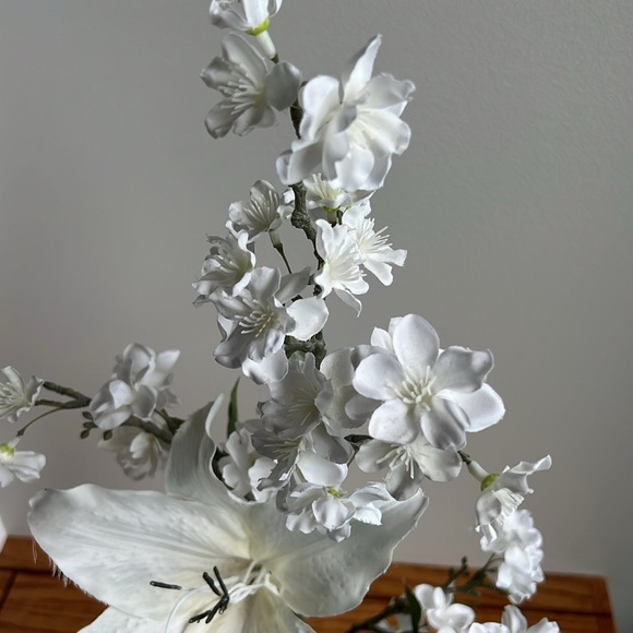 3 piece floral arrangement, vase, faux lily and cherry blossom stem. - Picture 4 of 9
